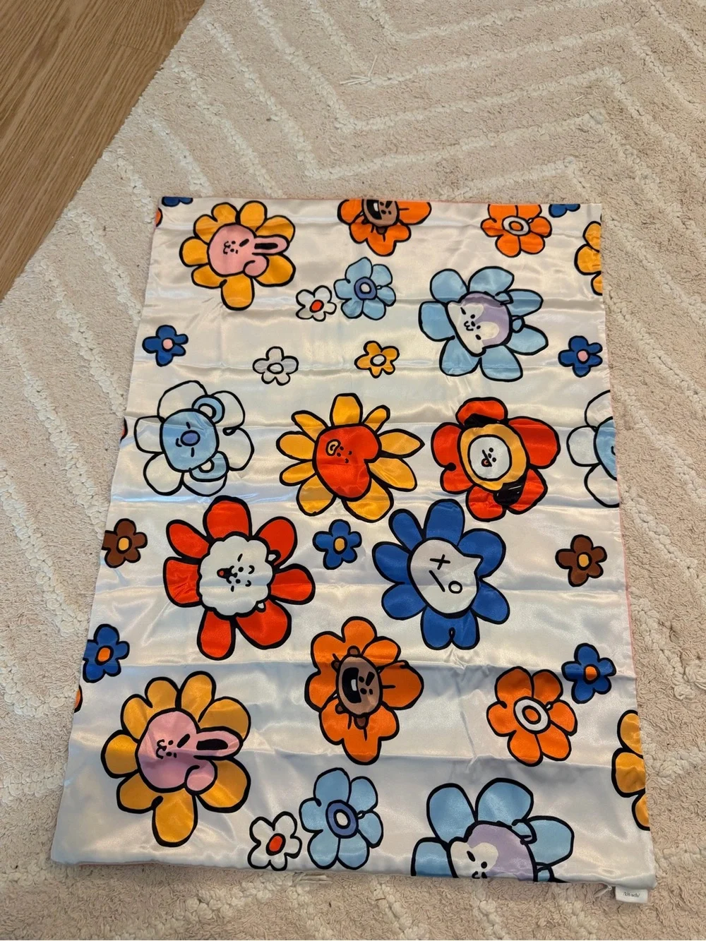 Playful Floral Print Satin Pillowcase - Multicolor